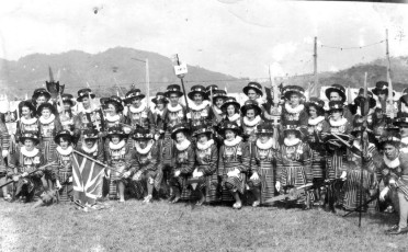g001-1949-The-Reign-Of-The-Plantaganets-Band-On-Foot