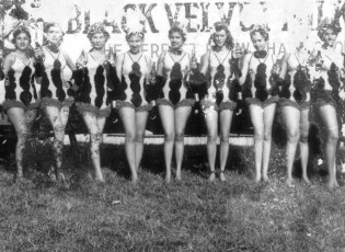 x001-1954-Best-Advertising-Lory-Black-Velvet