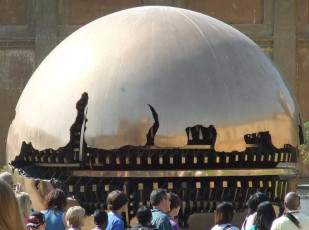 1_W042Vatican-Golden-Globe-Rome-2010