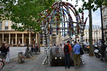 G029Metro-Entrance-Palais-Royale-Paris-France-2015