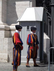 J039Swiss-Guards-St-Peters-Square-Vatican-2010