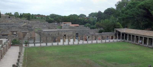 Z003Amphitheatre-Pompeii-Italy-2010